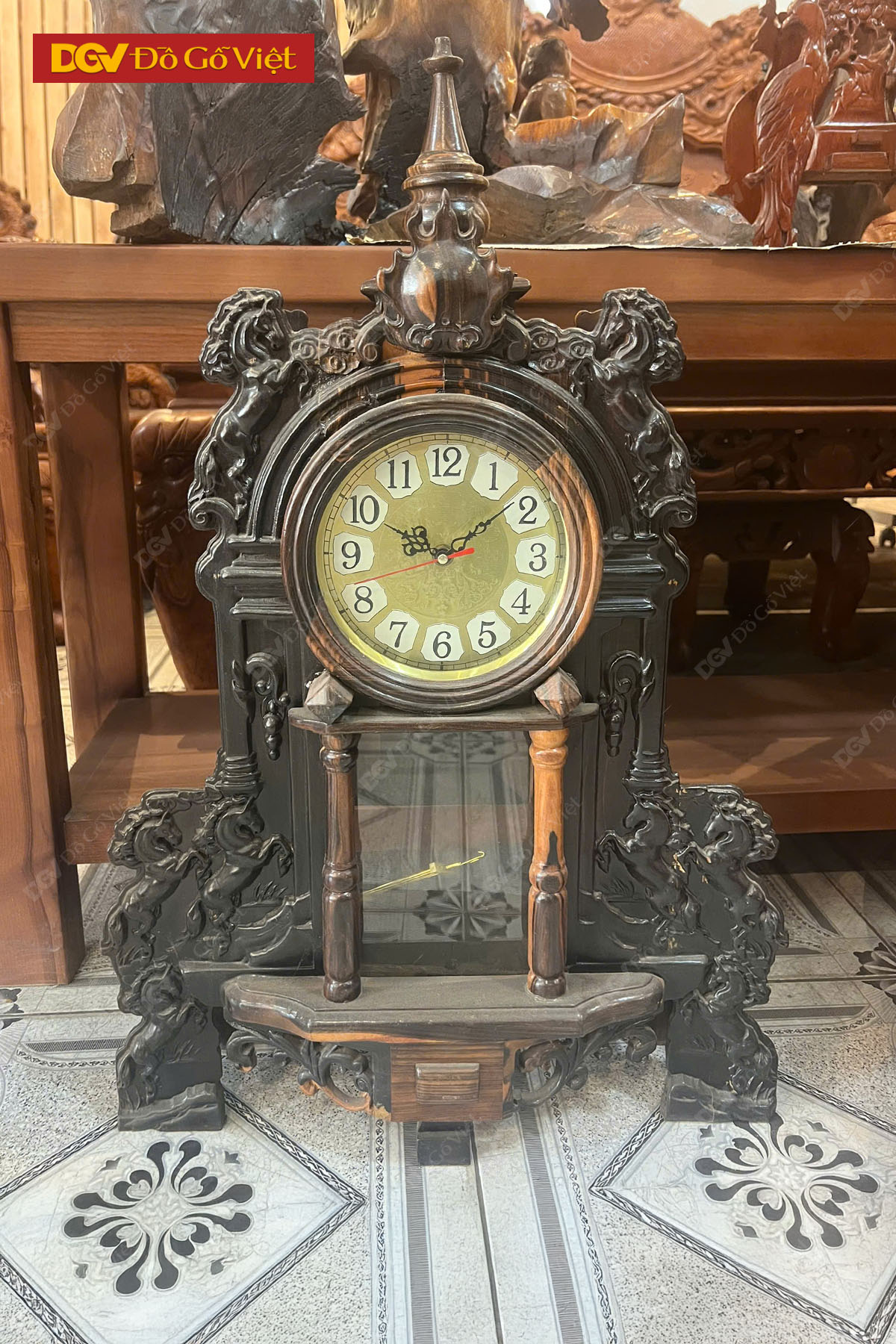 Mẫu Đồng Hồ Để Bàn Gỗ Mun Sọc Điêu Khắc Bát Mã Đỉnh Nhọn