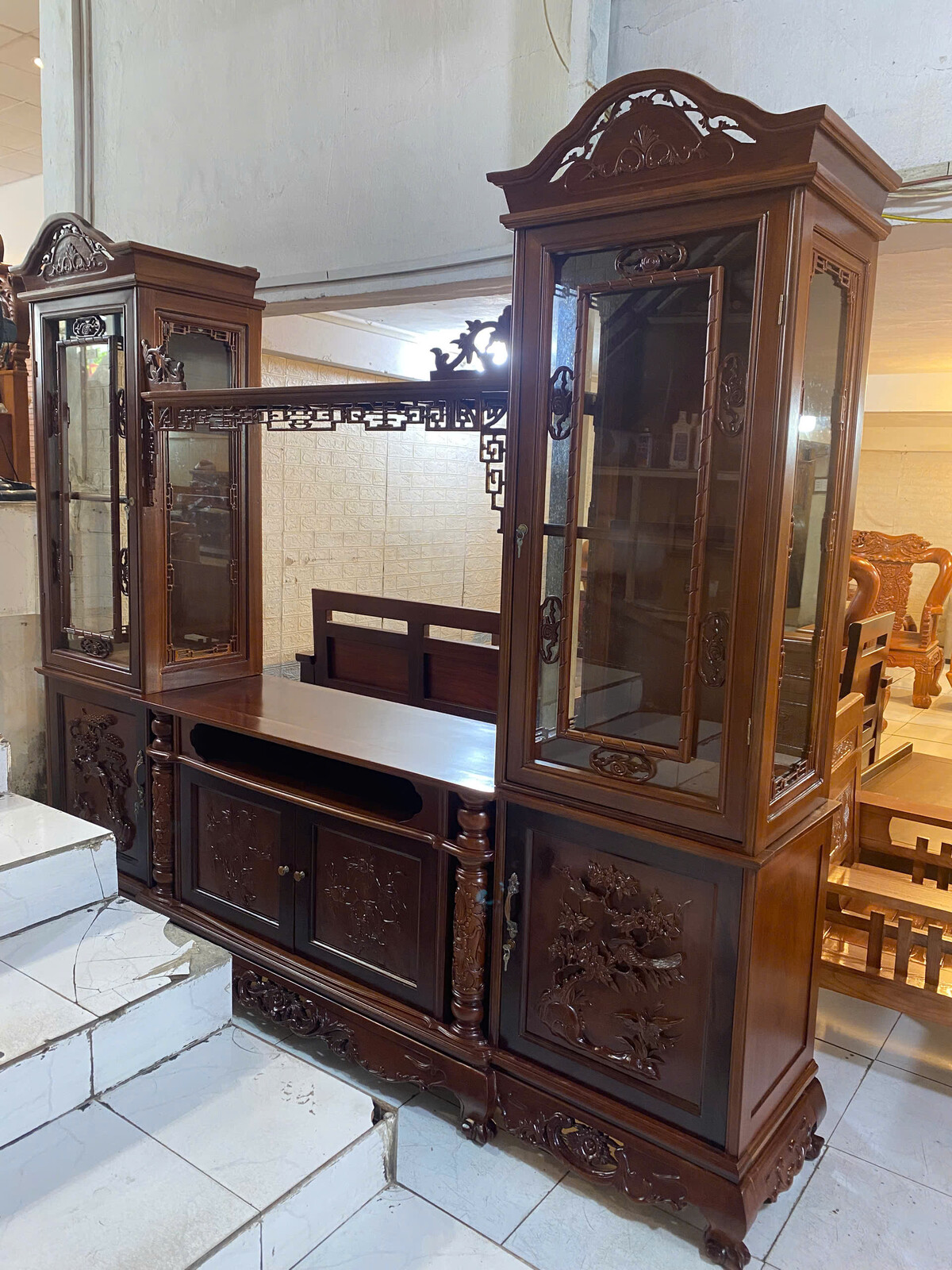 Mẫu Kệ Tivi Liền Tủ Trang Trí Gỗ Căm Xe Chạm Hoa Văn Đẹp