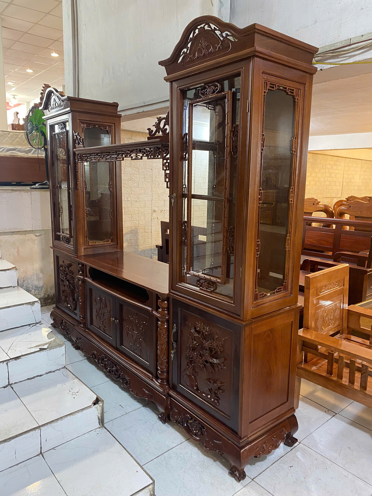 Mẫu Kệ Tivi Liền Tủ Trang Trí Gỗ Căm Xe Chạm Hoa Văn Đẹp